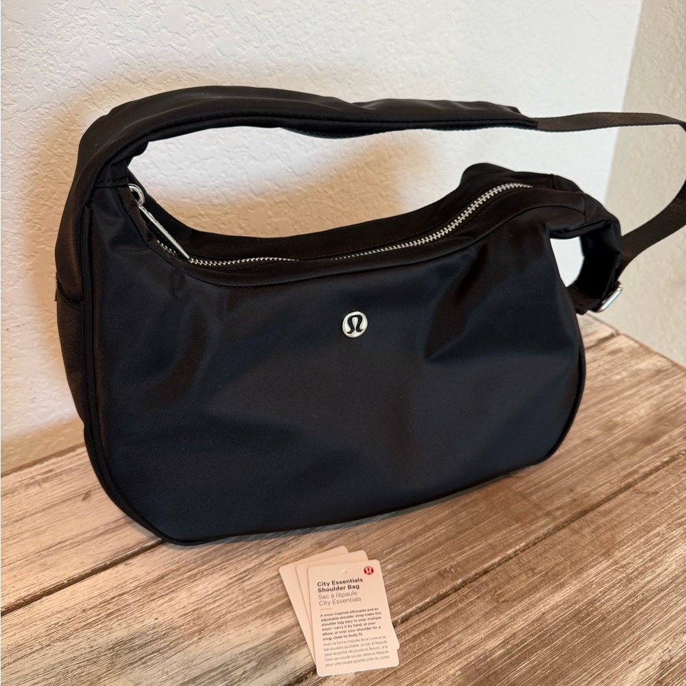 Lululemon City essentials shoulder bag